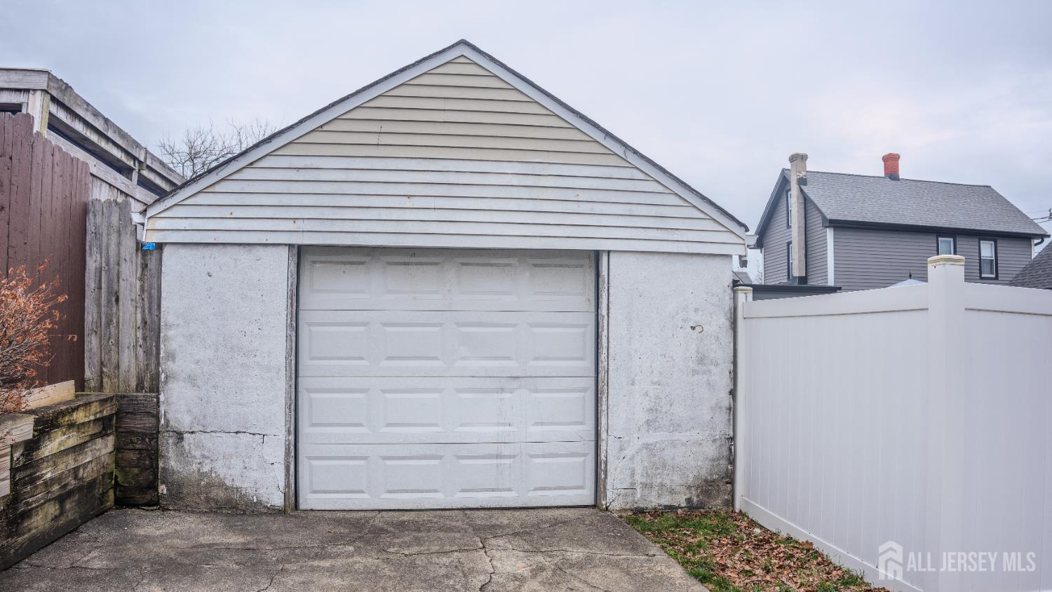 636 Lee Street Perth Amboy, NJ 08861 - Photo 35 of 35 a front view of a house
