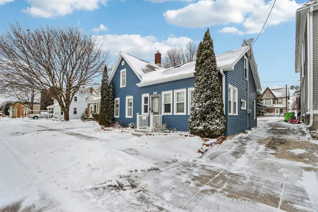 $284,900 | 50 East State Street, Hartford, WI 53027