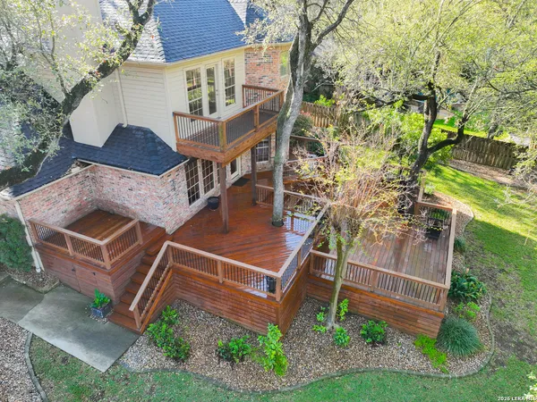 a view of a yard with plants
