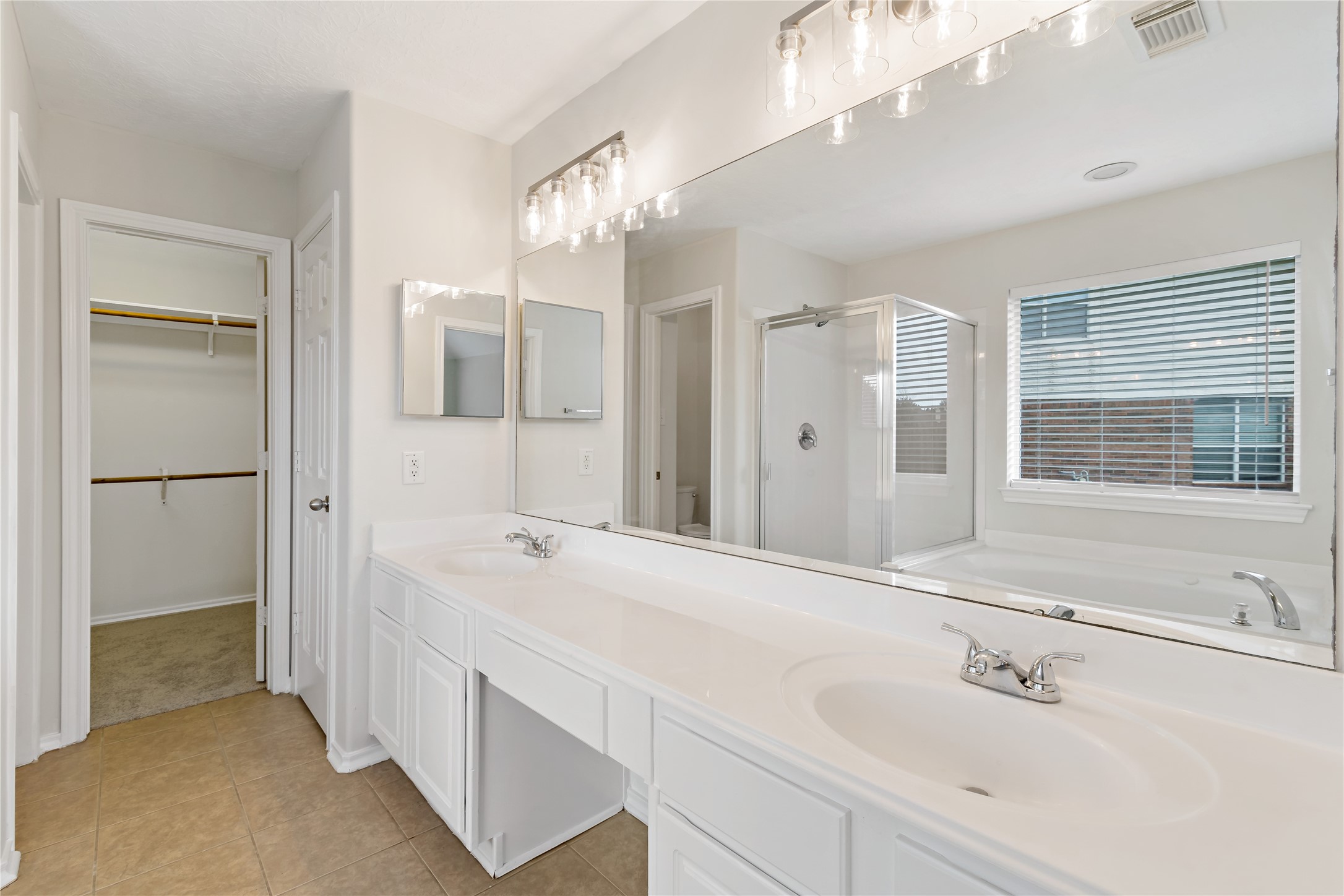 5607 Lilywood Court Rosharon, TX 77583 - Photo 21 of 49 Primary Bath