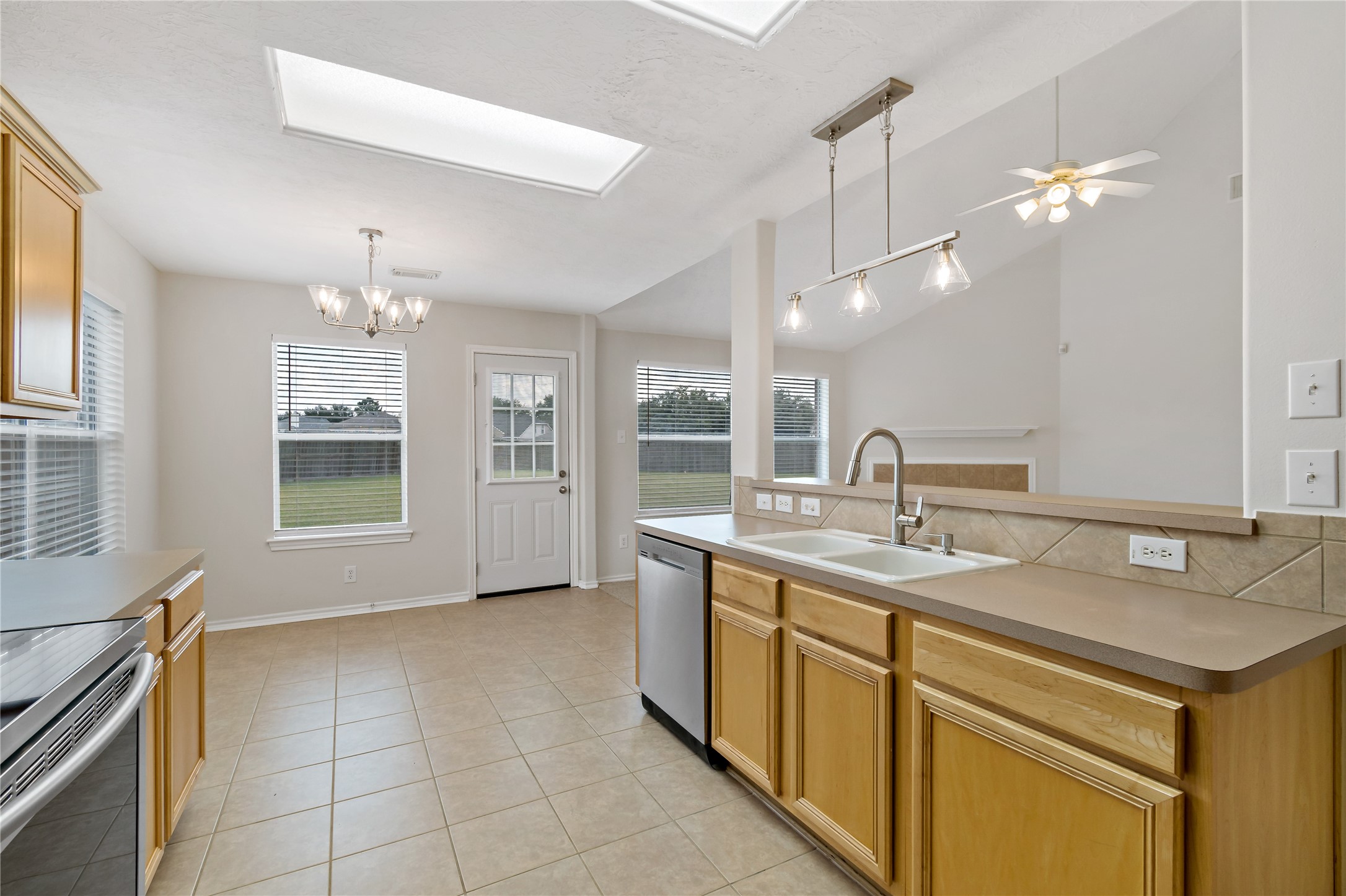 5607 Lilywood Court Rosharon, TX 77583 - Photo 8 of 49