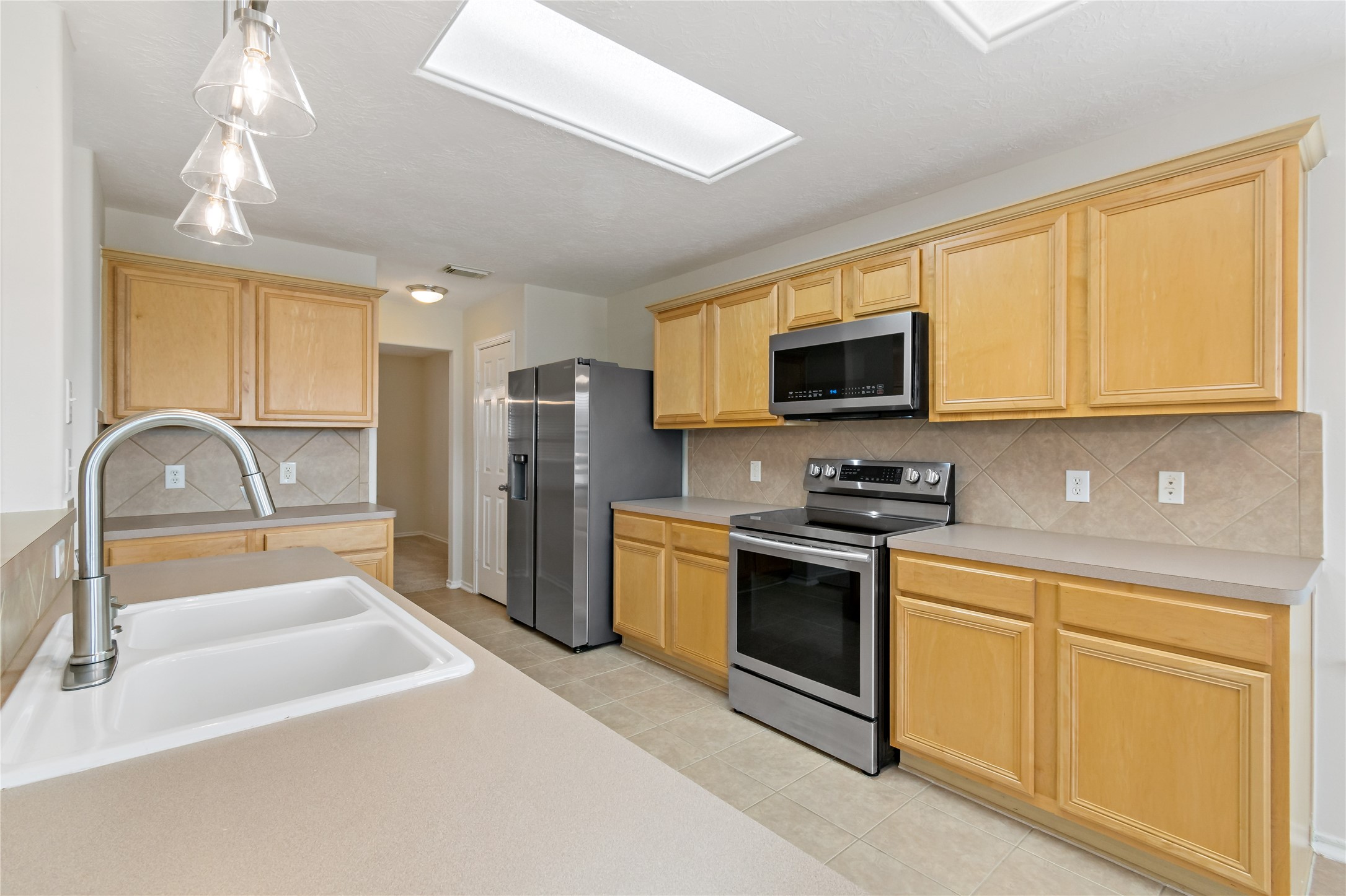 5607 Lilywood Court Rosharon, TX 77583 - Photo 10 of 49 New Appliances