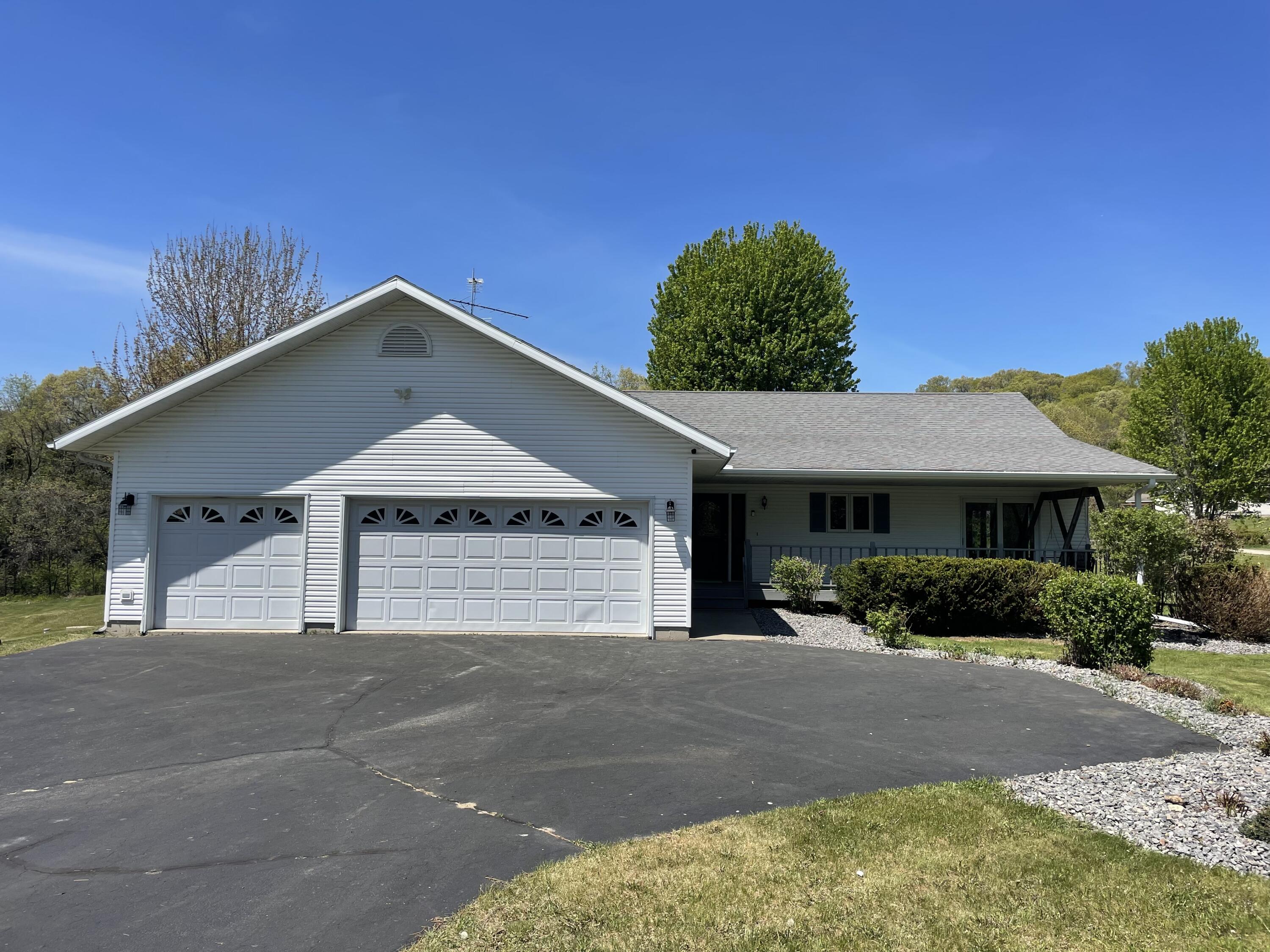 11411 Flavin Road Greenfield, WI 54660 - Photo 1 of 26 11411 Flavin Rd