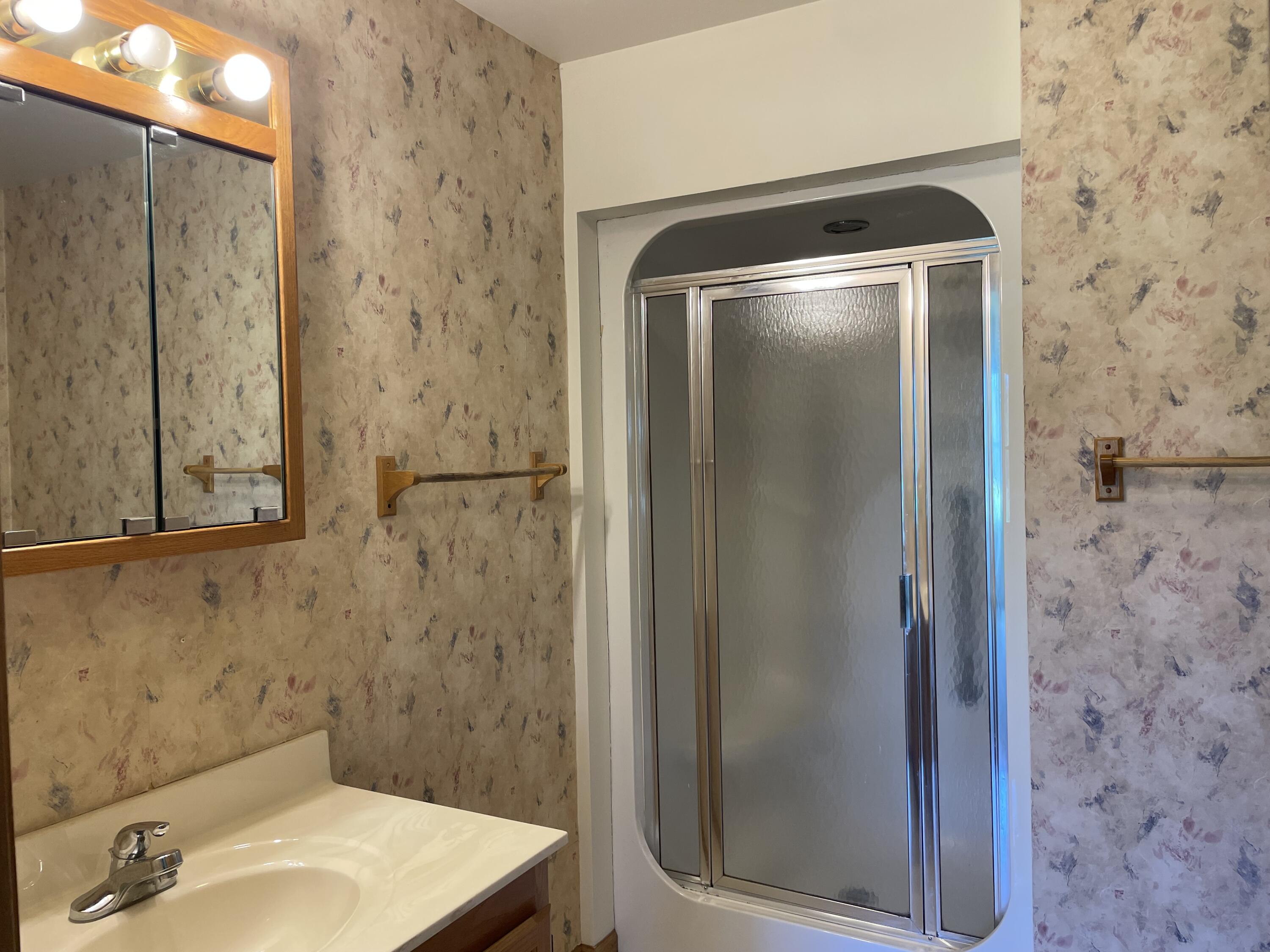 11411 Flavin Road Greenfield, WI 54660 - Photo 14 of 26 Primary Bathroom
