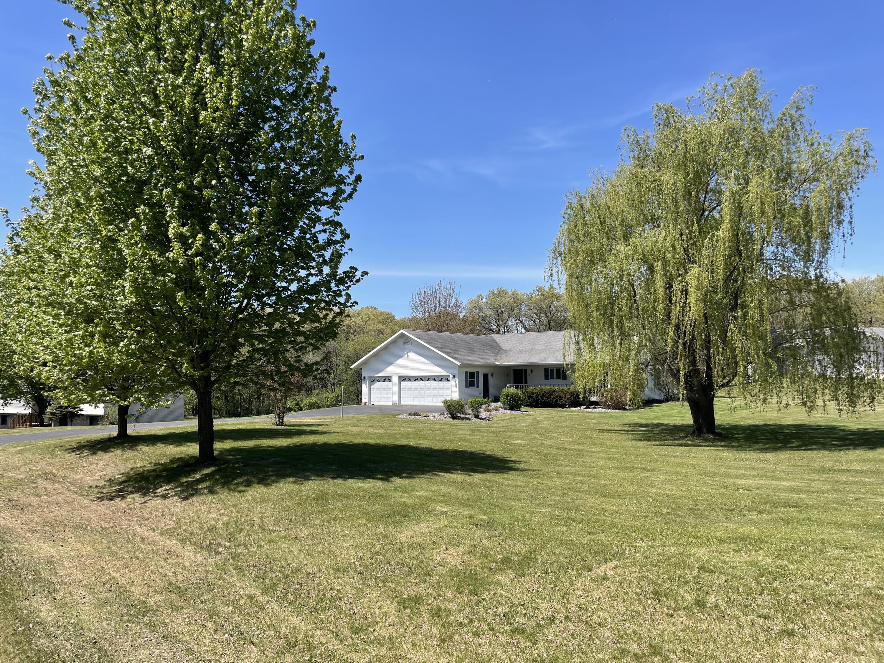11411 Flavin Road Greenfield, WI 54660 - Photo 26 of 26 Front Yard