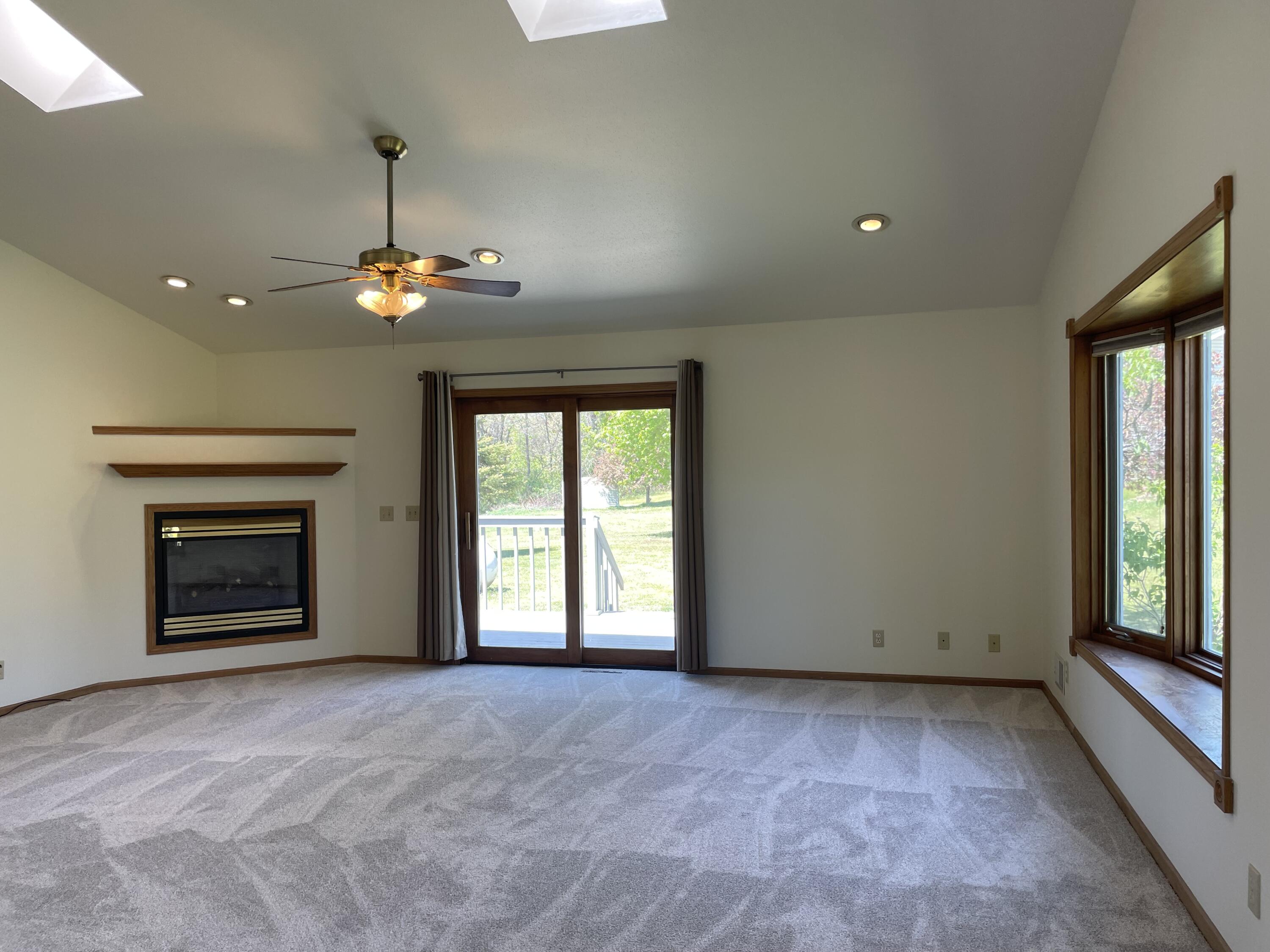 11411 Flavin Road Greenfield, WI 54660 - Photo 4 of 26 Living Room