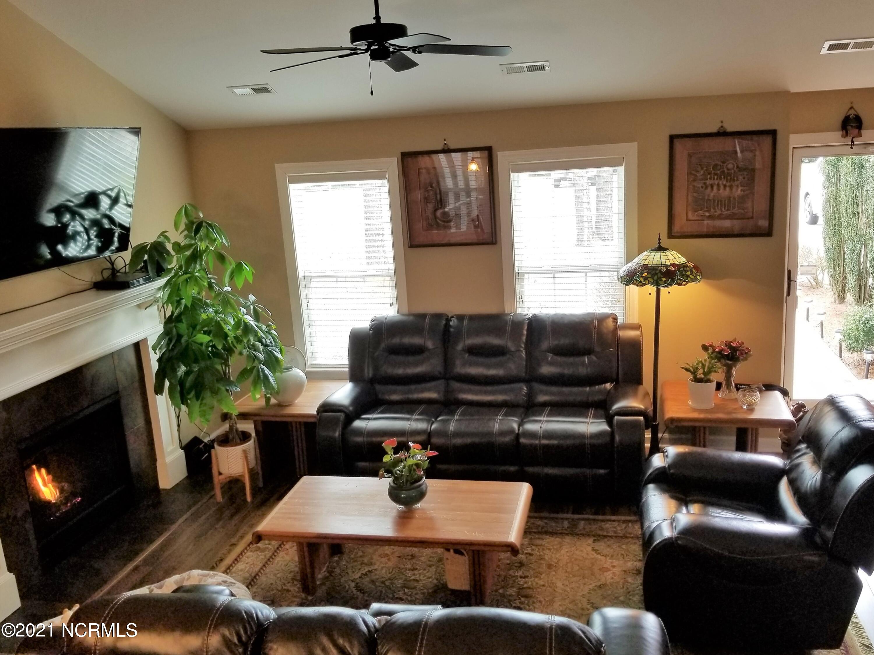 1870 Lansdowne Road Rocky Mount, NC 27804 - Photo 17 of 43 Living Room