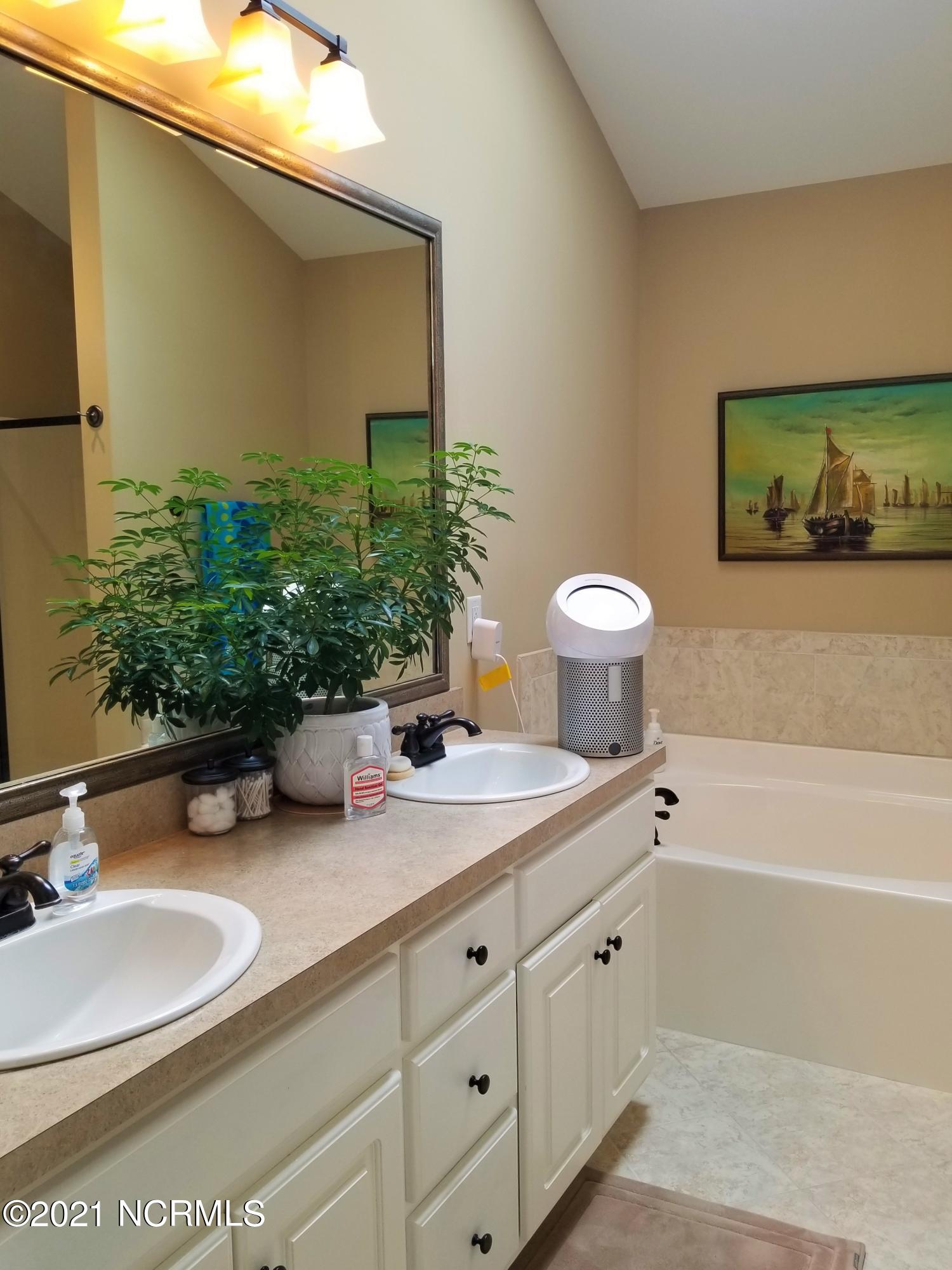 1870 Lansdowne Road Rocky Mount, NC 27804 - Photo 30 of 43 Master Bath