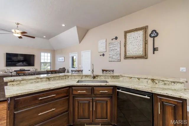 $559,900 | 22805 Green Hills Road, Lebanon, MO 65536