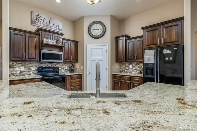 $559,900 | 22805 Green Hills Road, Lebanon, MO 65536