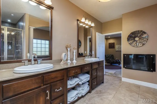 $559,900 | 22805 Green Hills Road, Lebanon, MO 65536