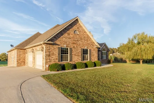 $559,900 | 22805 Green Hills Road, Lebanon, MO 65536