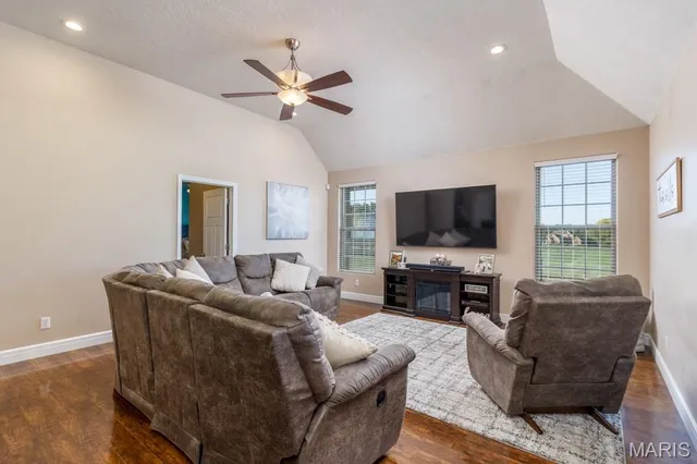 $559,900 | 22805 Green Hills Road, Lebanon, MO 65536