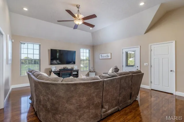 $559,900 | 22805 Green Hills Road, Lebanon, MO 65536