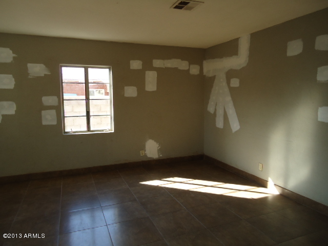 120 West Riverside Street Phoenix, AZ 85041 - Photo 24 of 32 Living Area 2