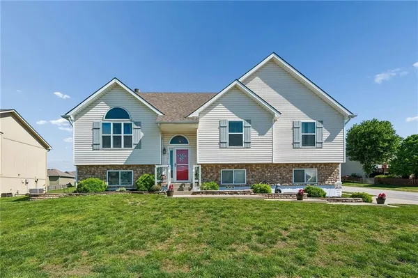 $365,000 | 814 West 7th Avenue, Kearney, MO 64060