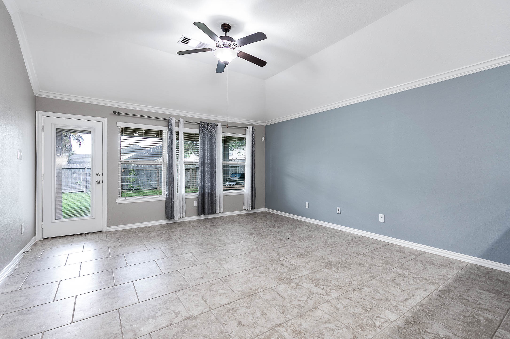 3050 Coreopsis Court Dickinson, TX 77539 - Photo 21 of 31 a view of an empty room with a window