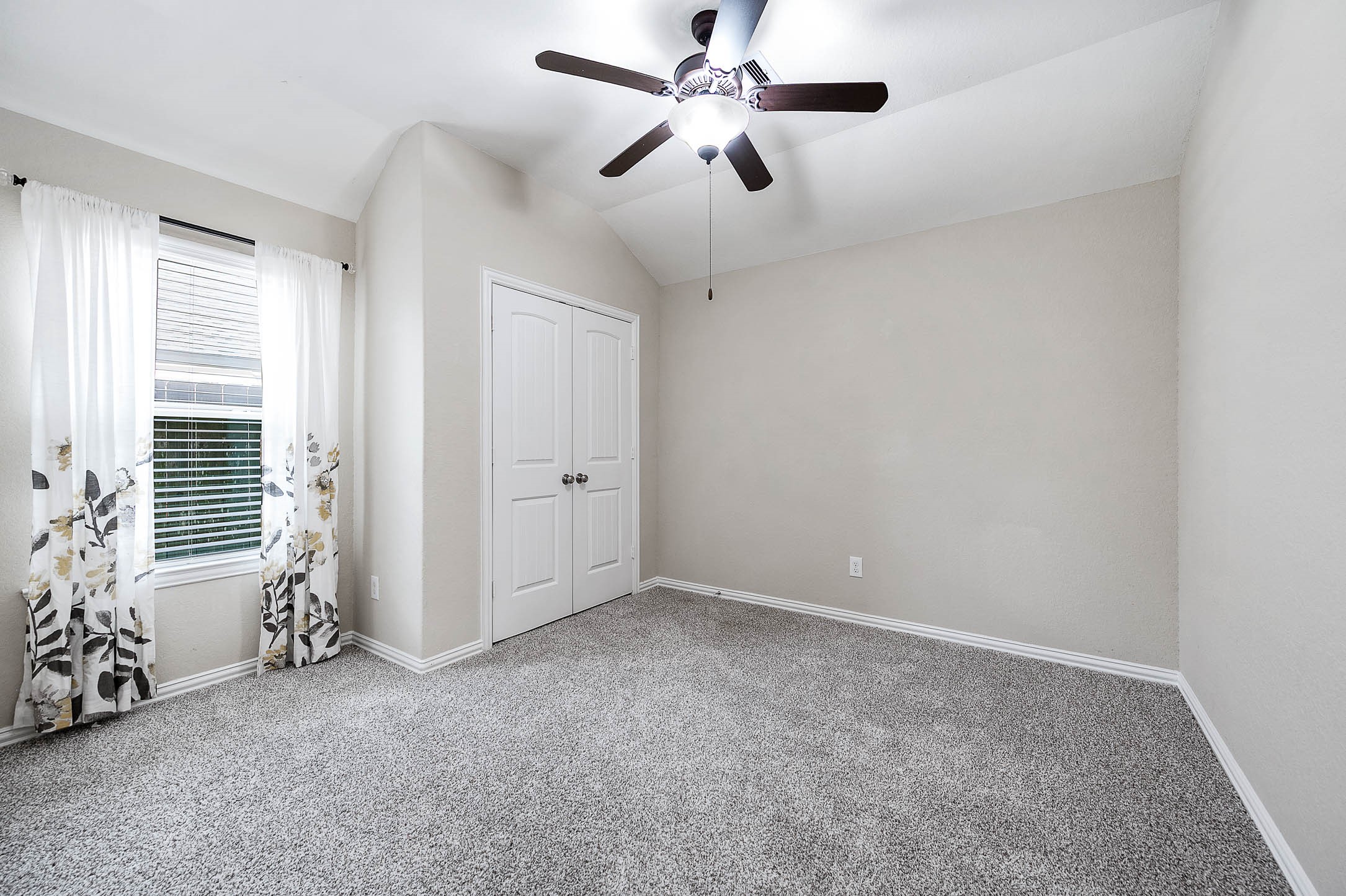 3050 Coreopsis Court Dickinson, TX 77539 - Photo 25 of 31 an empty room with windows and fan