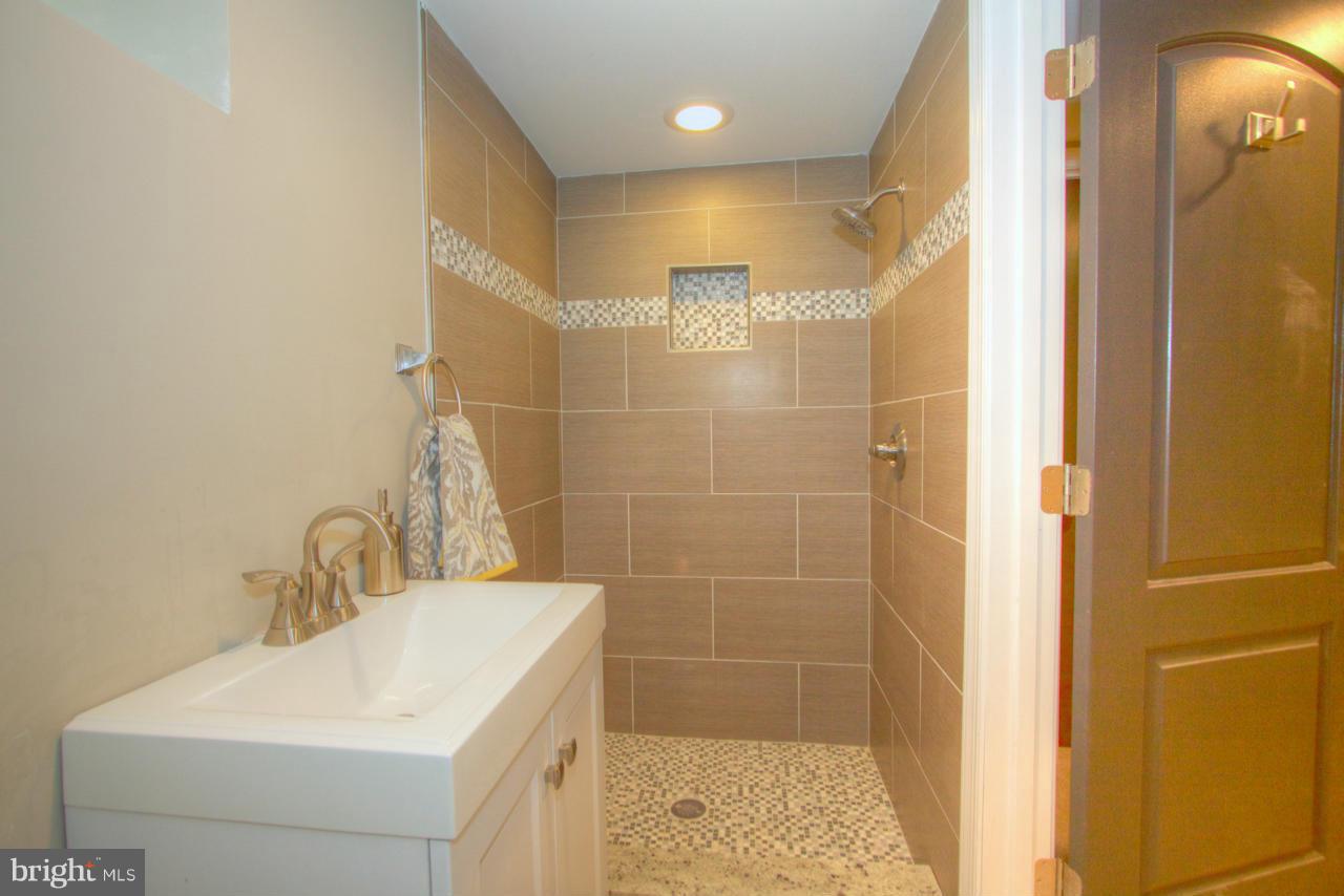 4624 Harcourt Road Baltimore, MD 21214 - Photo 15 of 17 Bath