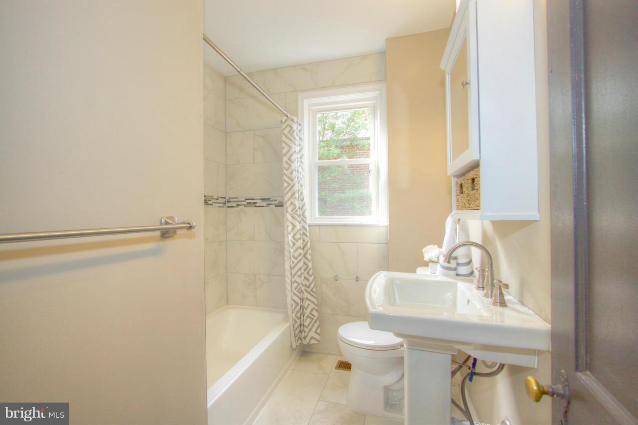 4624 Harcourt Road Baltimore, MD 21214 - Photo 8 of 17 Bath