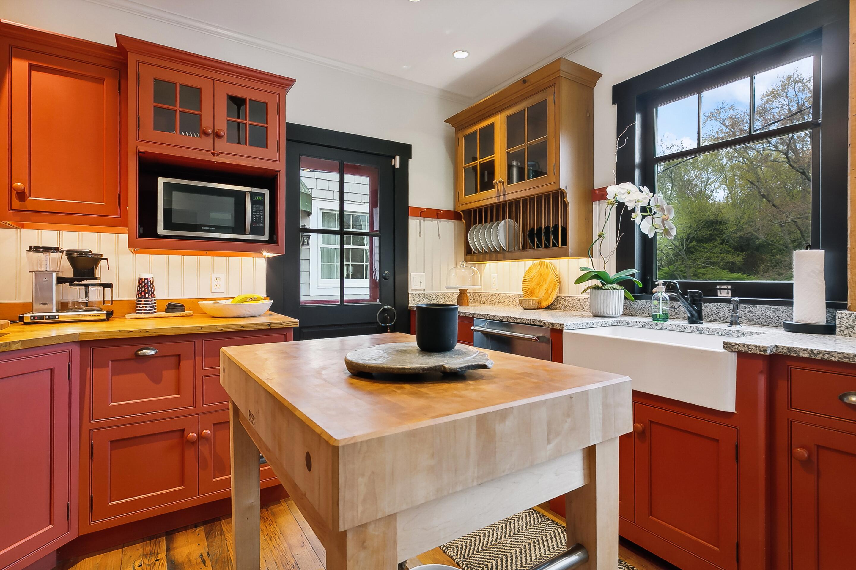 35 Old Farm Road Darien, CT 06820 - Photo 13 of 26 a kitchen with a stove a sink and a microwave