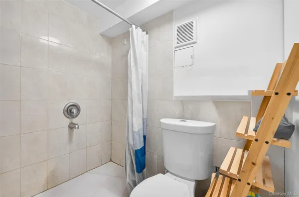 $925,000 | 62-01 Douglaston Parkway | Douglaston