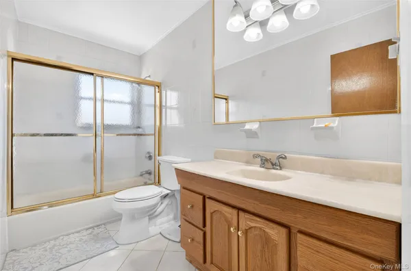 $925,000 | 62-01 Douglaston Parkway | Douglaston