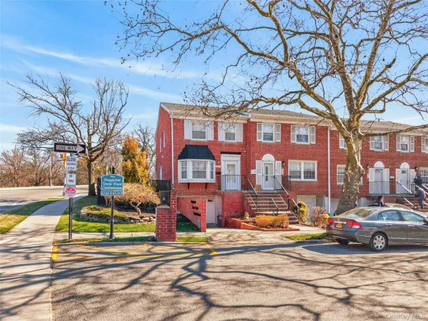 $925,000 | 62-01 Douglaston Parkway | Douglaston