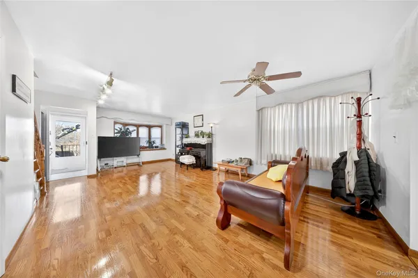 $925,000 | 62-01 Douglaston Parkway | Douglaston