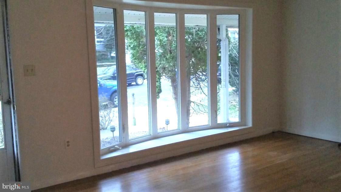 427 Branch Drive Silver Spring, MD 20901 - Photo 2 of 16 Living Room