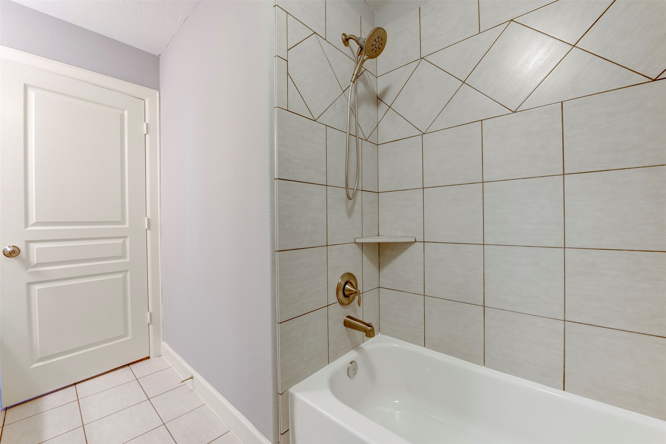 1811 Wichita Street, Unit A Houston, TX 77004 - Photo 26 of 36 a bathroom with a bathtub