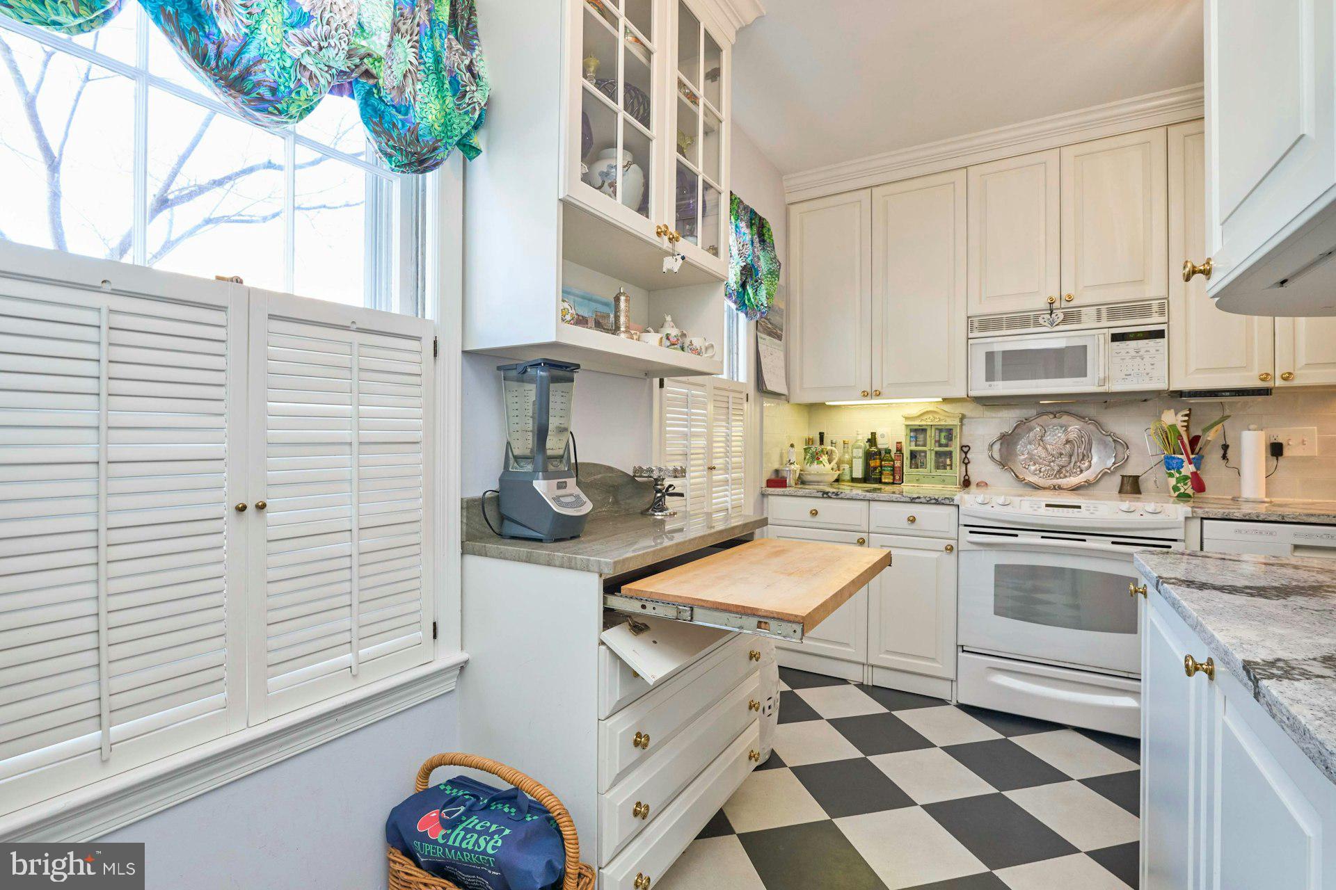 3528 Hamlet Place, Unit 808 Chevy Chase, MD 20815 - Photo 19 of 57