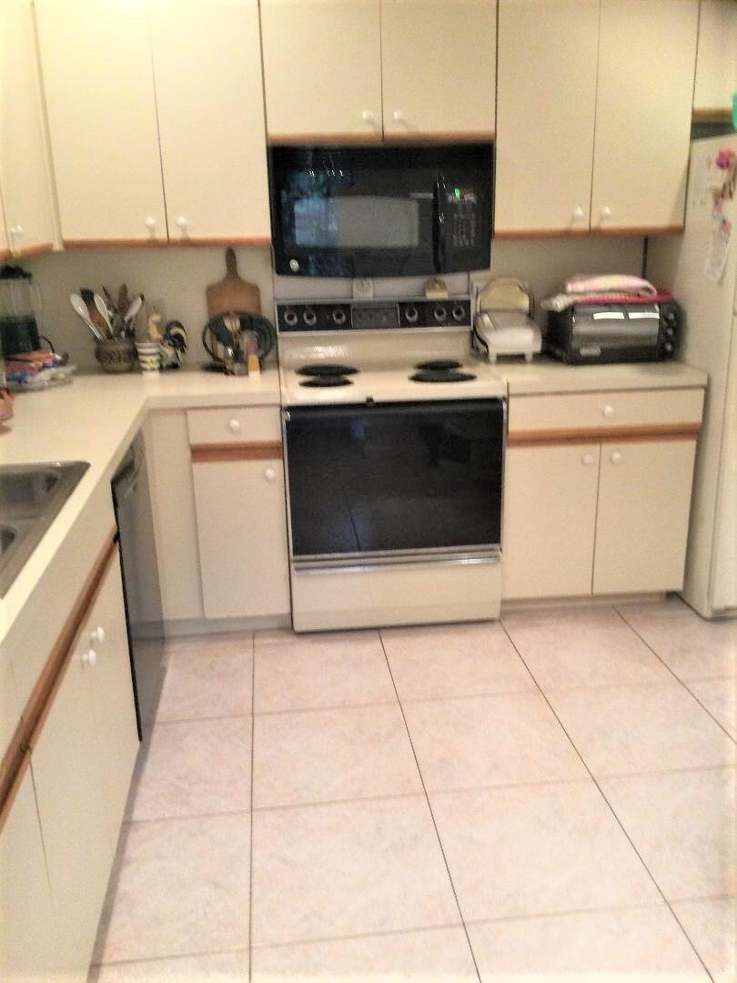 5640 Coach House Circle, Unit C Boca Raton, FL 33486 - Photo 11 of 30 Coach House Kitchen 2 (2)