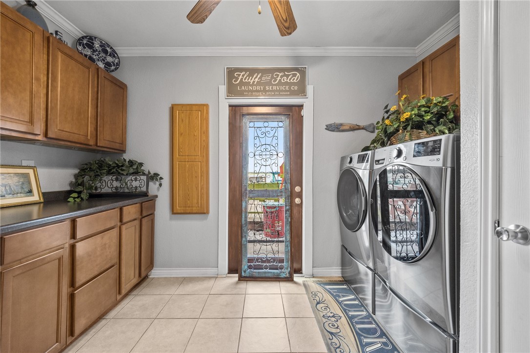 116 Sunset Drive Mathis, TX 78368 - Photo 14 of 32 a utility room with dryer and washer