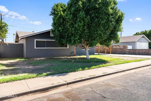 a view of house with a yard