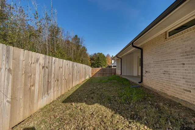 a view of a backyard with pathway