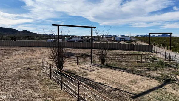 a view of a backyard