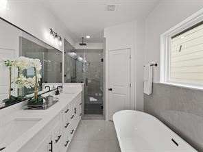 4808 Cochran Street Houston, TX 77009 - Photo 12 of 17 Primary ensuite bathroom with soaking tub
