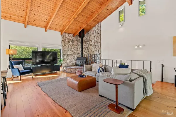 $1,695,000 | 913 Valley View Drive, Healdsburg, CA 95448