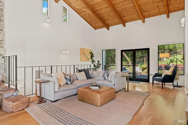 $1,695,000 | 913 Valley View Drive, Healdsburg, CA 95448