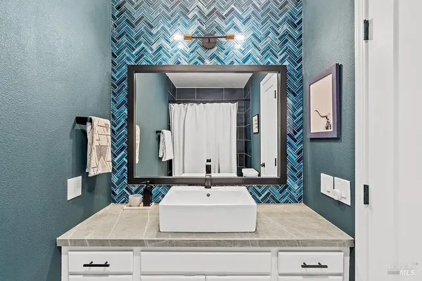 $1,695,000 | 913 Valley View Drive, Healdsburg, CA 95448