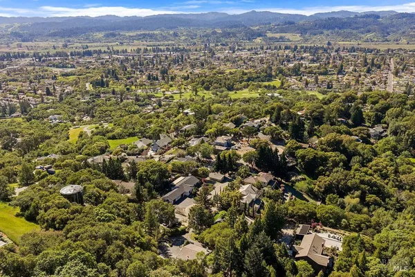 $1,695,000 | 913 Valley View Drive, Healdsburg, CA 95448