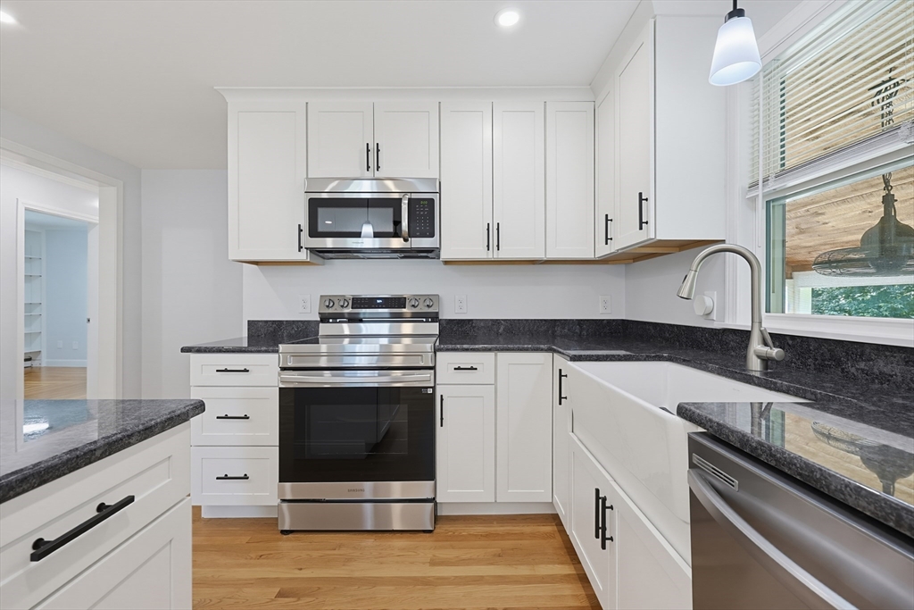 18 Prairie Avenue Bellingham, MA 02019 - Photo 4 of 42