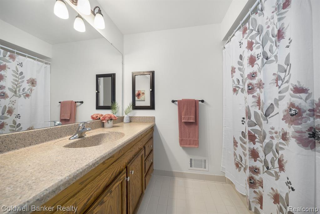 250 Meadow Bridge Drive Rochester Hills, MI 48307 - Photo 17 of 39