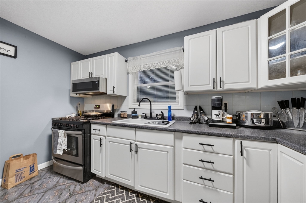 71 Smith Street Fall River, MA 02721 - Photo 10 of 39