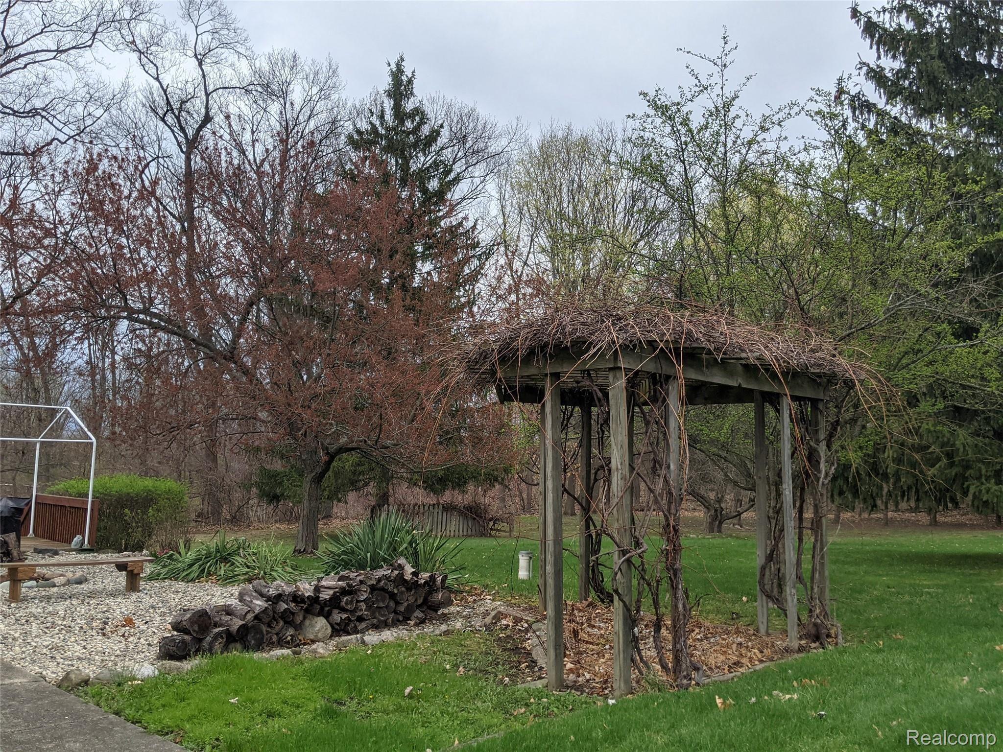 11354 Runyan Lake Road Fenton, MI 48430 - Photo 20 of 23 11354 Runyan Backyard 1.jpg