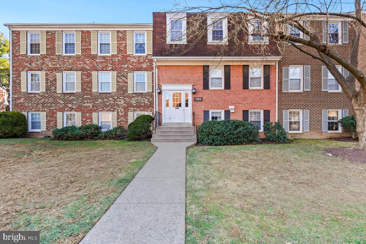 794 Quince Orchard Boulevard, Unit T2 Gaithersburg, MD 20878 - Photo 1 of 30 a front view of a house with yard