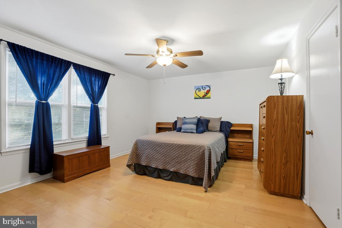 794 Quince Orchard Boulevard, Unit T2 Gaithersburg, MD 20878 - Photo 21 of 30 a bedroom with bed and window