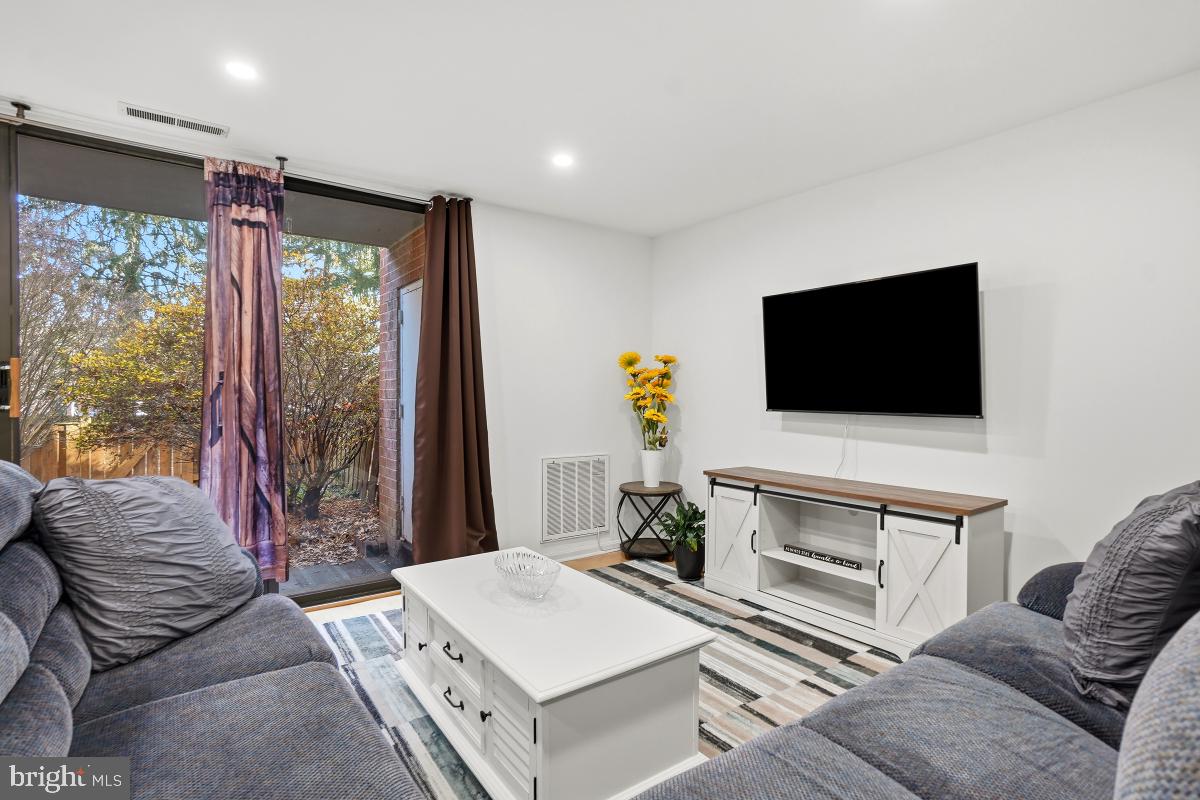 794 Quince Orchard Boulevard, Unit T2 Gaithersburg, MD 20878 - Photo 5 of 30 a living room with furniture and a flat screen tv