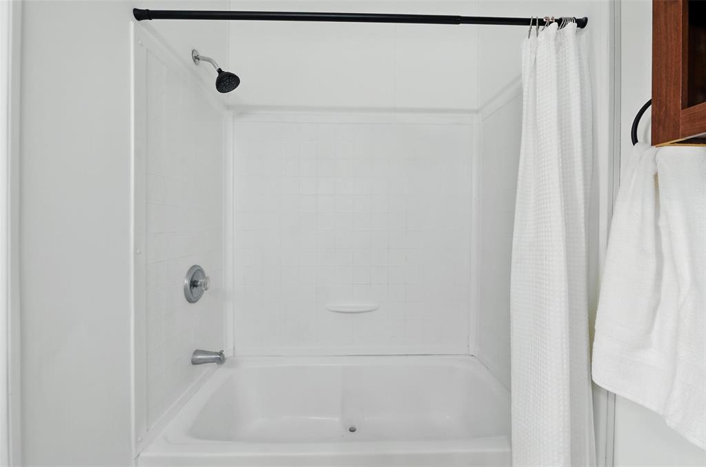 197 Pondview Drive Decatur, TX 76234 - Photo 21 of 28 a close up of a bathtub